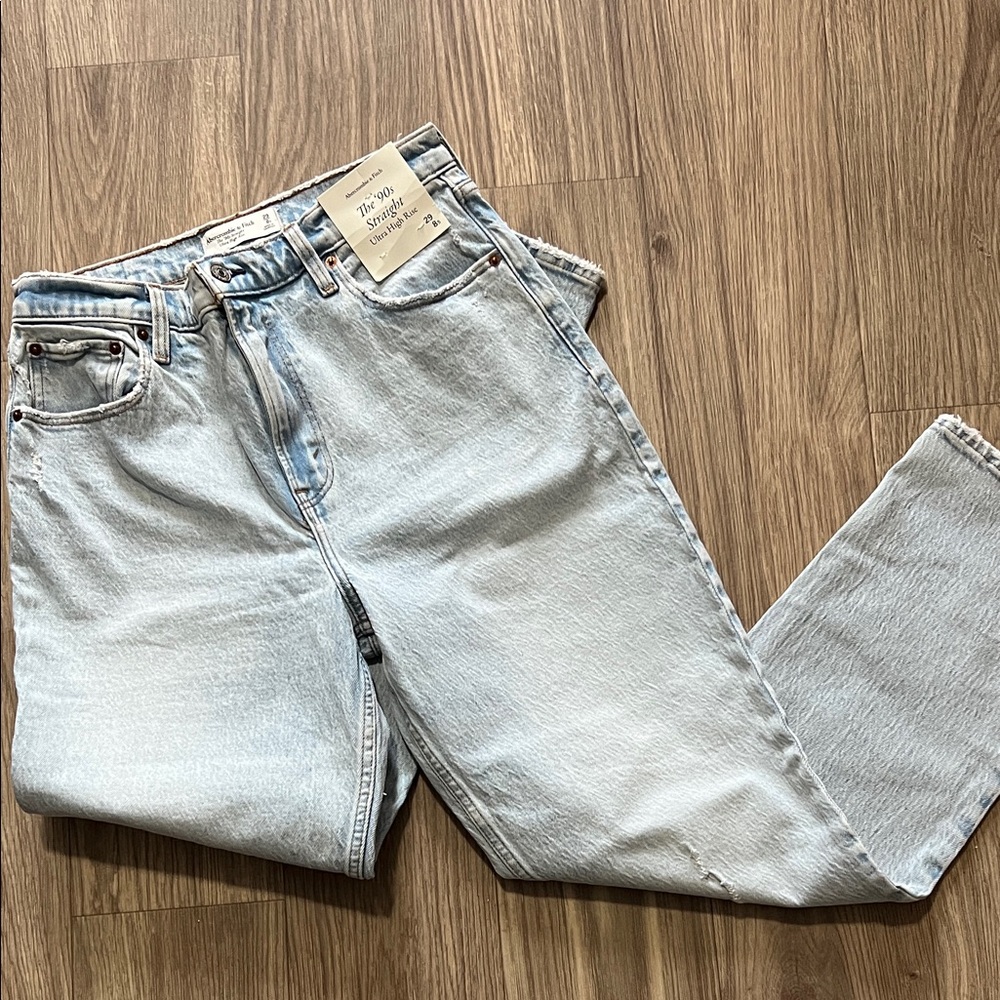 NWT Abercrombie & Fitch Women’s “the ‘90s Straight Ultra High Rise” Light Wash